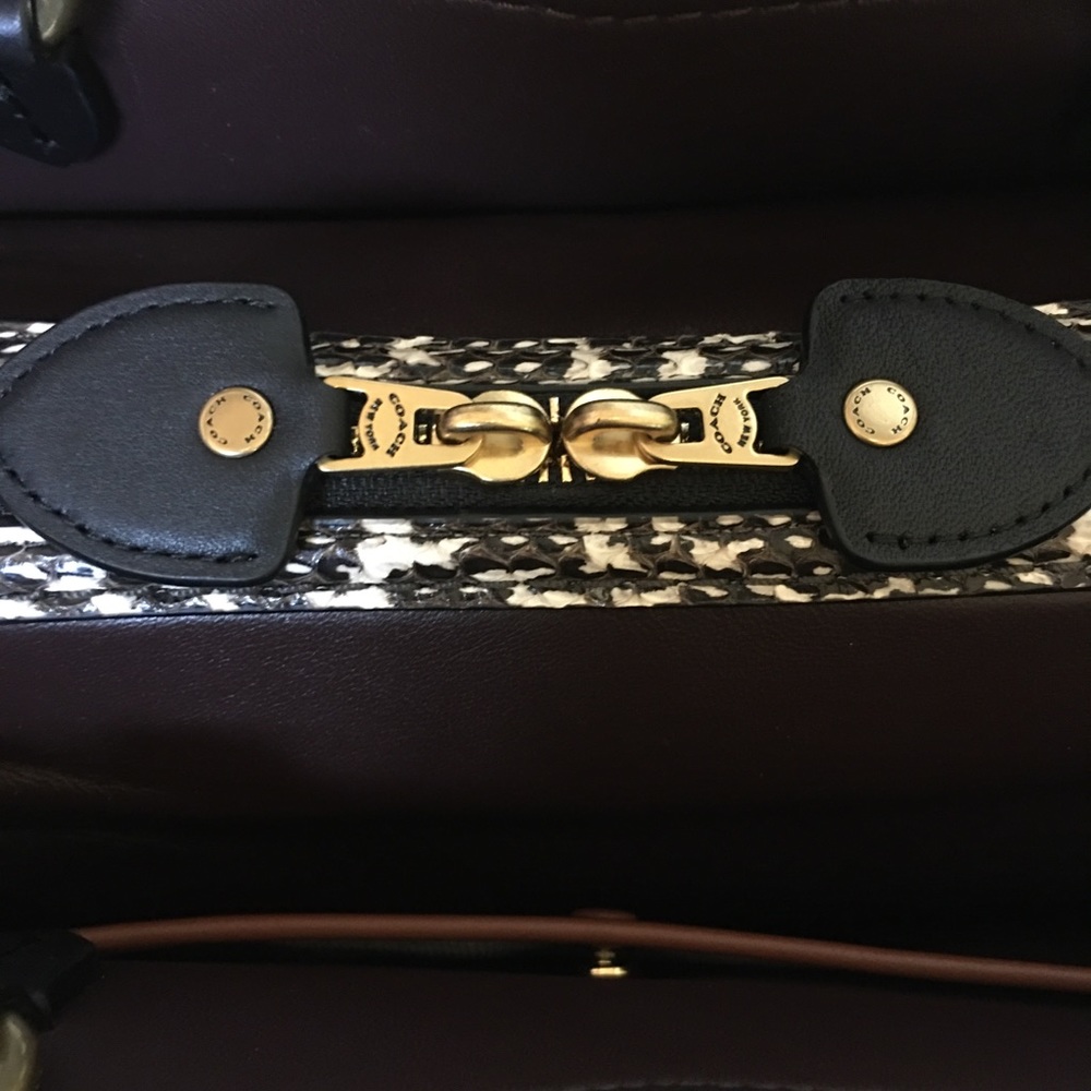 Stunning Coach Exotic Detailed Mason Color - Picture 12 of 16